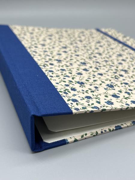 Ringbuch Planer A5 blau beige Blumen Detail Leinenrücken